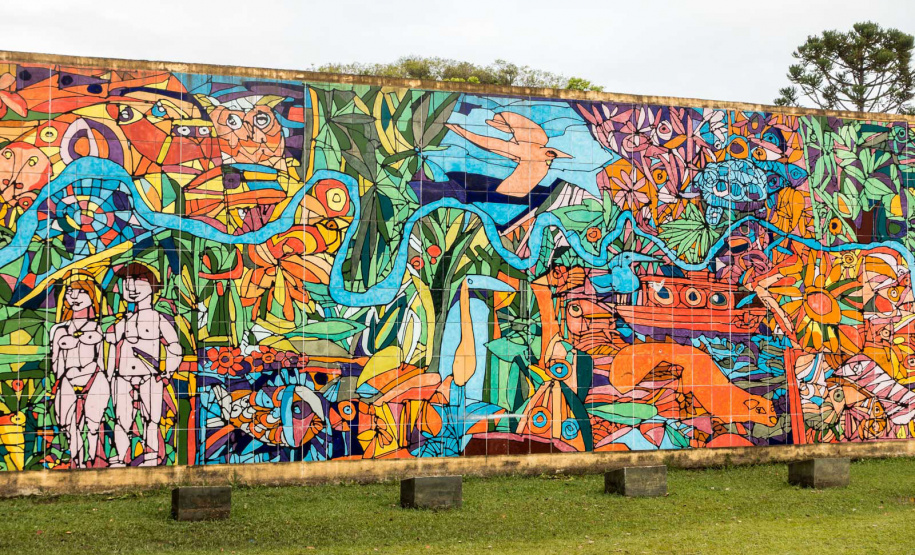 Nova exposição do MAC Paraná celebra os 80 anos do artista  Rogério Dias