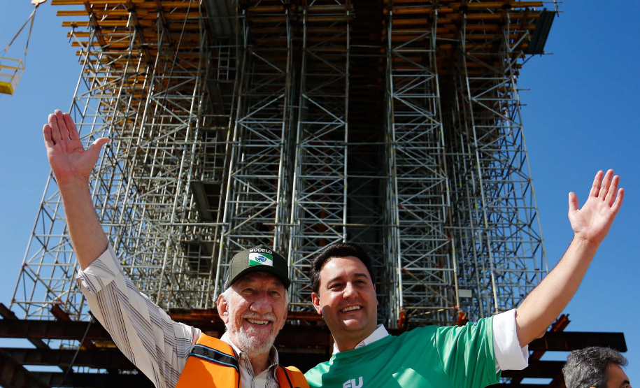 Em ritmo acelerado, a construção da Ponte de Guaratuba chegou à metade da execução. O governador Carlos Massa Ratinho Junior esteve no canteiro de obras, nesta quinta-feira (1), para acompanhar a evolução da obra.