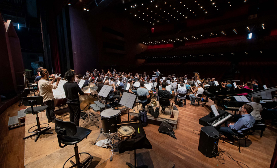 Famílias, movimentos, disposição no palco: confira como funciona uma orquestra sinfônica