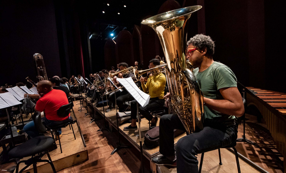 Famílias, movimentos, disposição no palco: confira como funciona uma orquestra sinfônica