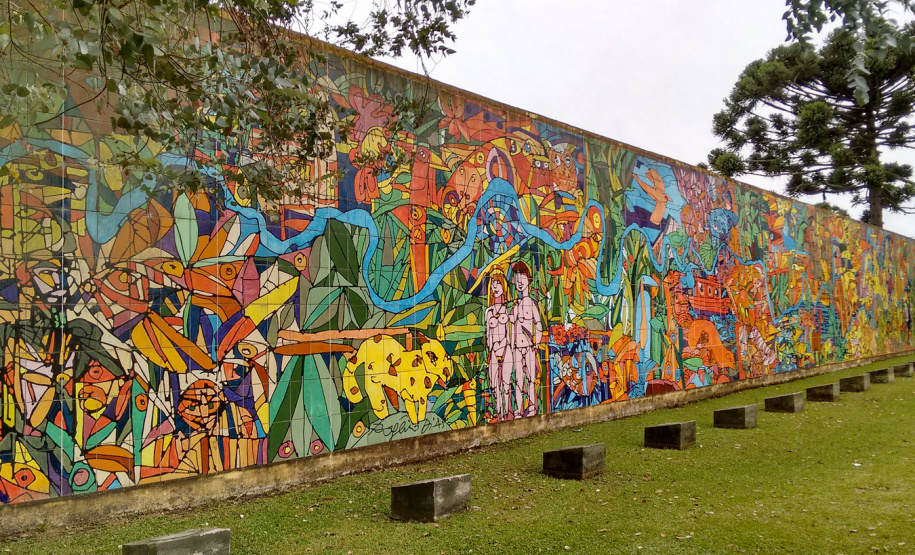 Nova exposição do MAC Paraná celebra os 80 anos do artista  Rogério Dias