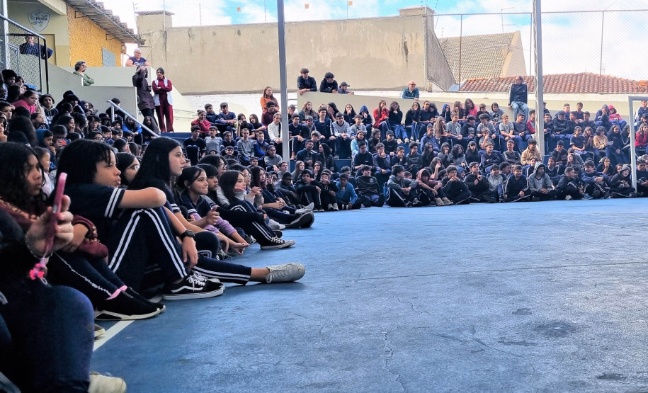 Escola de Dança Teatro Guaíra encanta cerca de 750 alunos em apresentação em colégio estadual de Curitiba