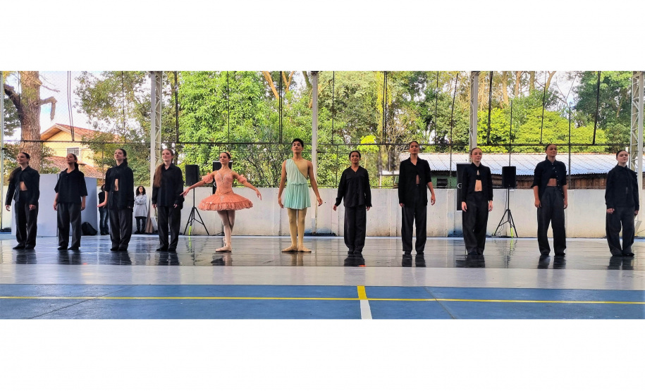 Escola de Dança Teatro Guaíra encanta cerca de 750 alunos em apresentação em colégio estadual de Curitiba