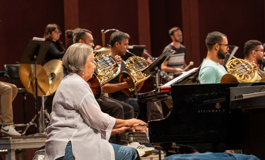 a pianista Analaura de Souza Pinto, que faz parte da Orquestra desde a sua fundação, em 1985