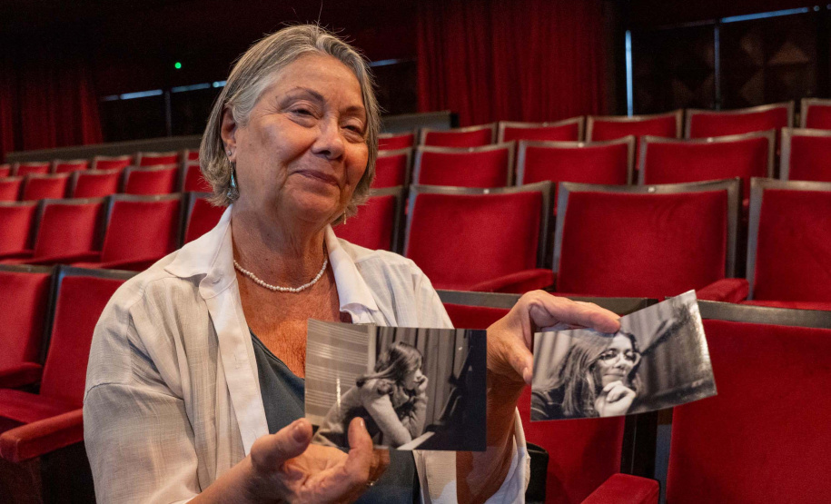 a pianista Analaura de Souza Pinto, que faz parte da Orquestra desde a sua fundação, em 1985