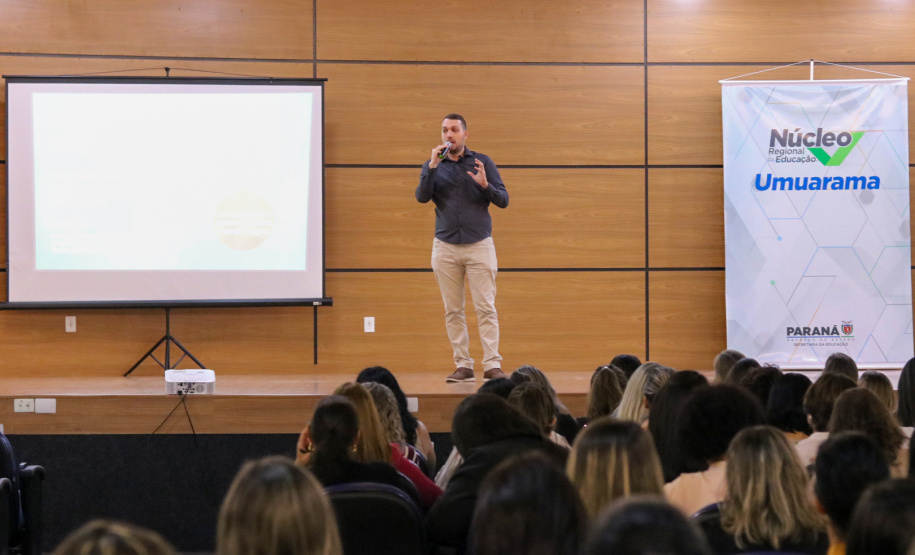SEED - NRE de Umuarama capacita 600 professores em evento regional sobre autismo e inclusão