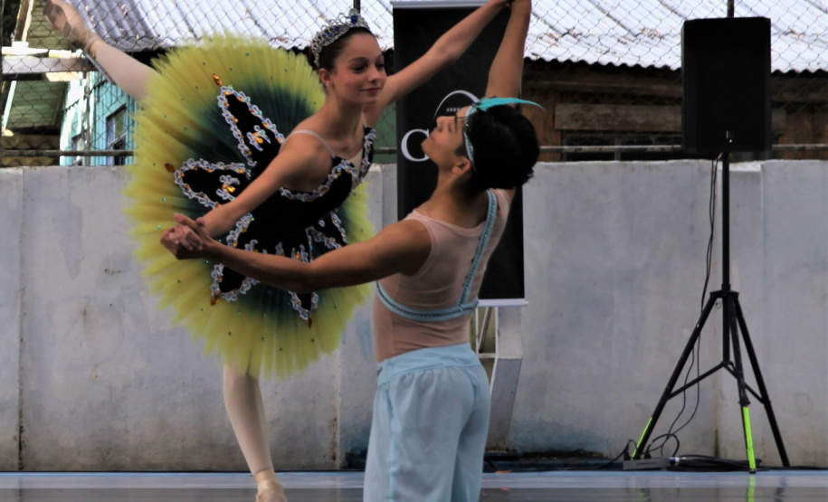 Escola de Dança Teatro Guaíra encanta cerca de 750 alunos em apresentação em colégio estadual de Curitiba