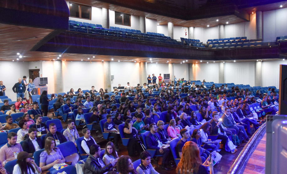 Jovens paranaenses se reúnem em Curitiba para discutir Plano Nacional da Juventude