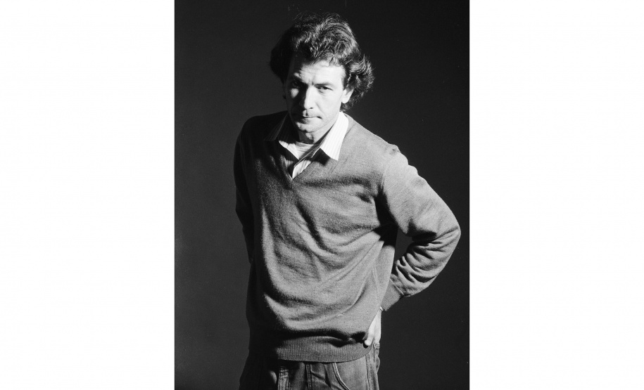 Nova exposição do MAC Paraná celebra os 80 anos do artista  Rogério Dias