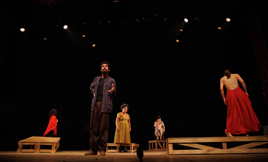 Sucesso no Festival de Curitiba, espetáculo “Daqui Ninguém Sai” estreia nova temporada no Guairinha