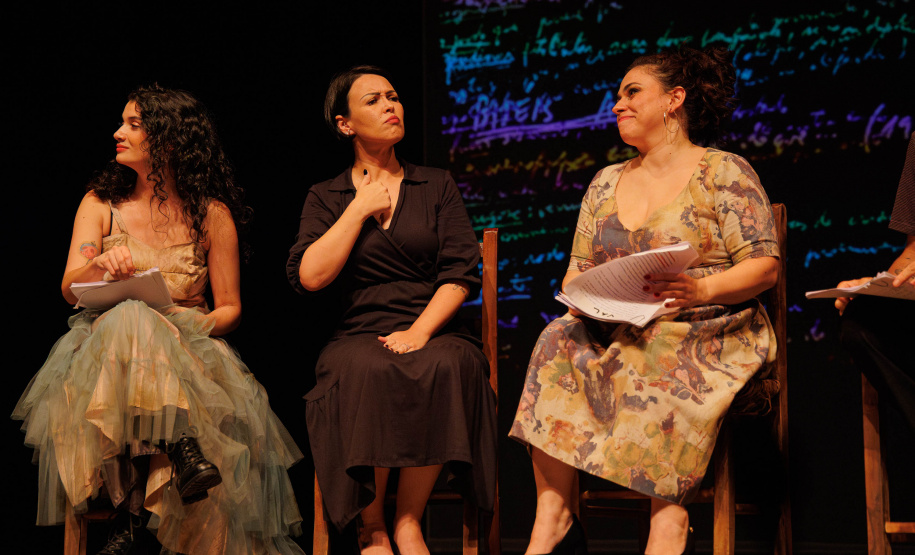 Sucesso no Festival de Curitiba, espetáculo “Daqui Ninguém Sai” estreia nova temporada no Guairinha