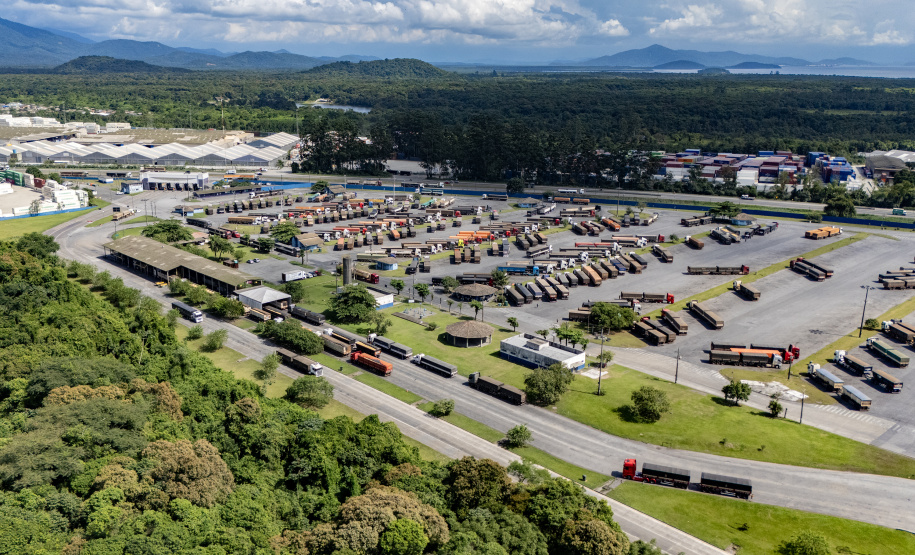 Porto de Paranaguá recebe o maior volume de caminhões da história no Pátio de Triagem