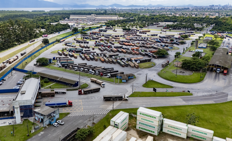 Porto de Paranaguá recebe o maior volume de caminhões da história no Pátio de Triagem