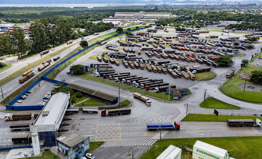 Porto de Paranaguá recebe o maior volume de caminhões da história no Pátio de Triagem