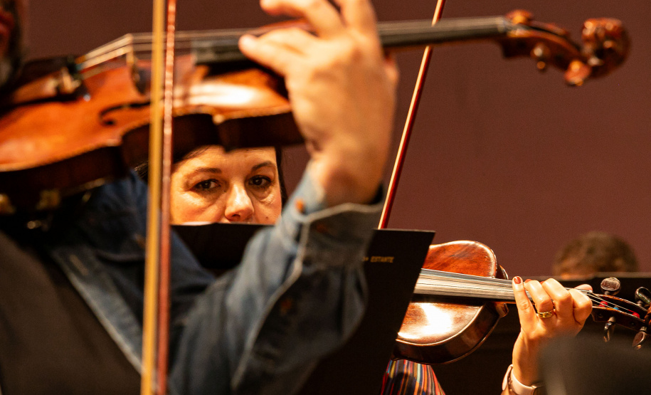 Para Consuelo Froener, que é violinista da OSP há 38 anos, os concertos itinerantes representam uma oportunidade de atrair novos públicos, mas também de incentivar a criação de potenciais novos artistas.