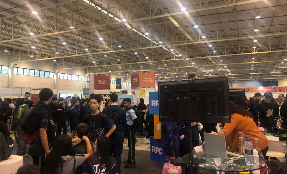 Estudantes da rede estadual descobrem oportunidades na feira Un iver so UFPR 2025