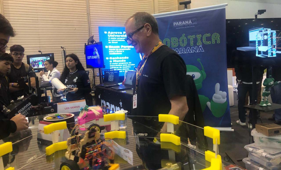 Estudantes da rede estadual descobrem oportunidades na feira Un iver so UFPR 2025