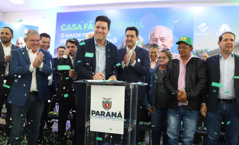 Estado assina contratos do Vida Nova para construir 2,5 mil casas para famílias de áreas de risco