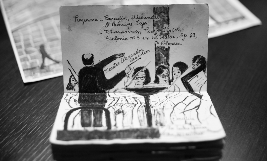 Fã da Orquestra Sinfônica do Paraná e de Beatles, artista ilustra concertos há mais de uma década