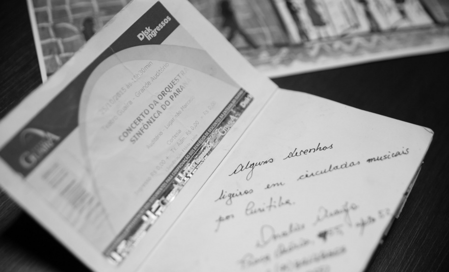 Fã da Orquestra Sinfônica do Paraná e de Beatles, artista ilustra concertos há mais de uma década