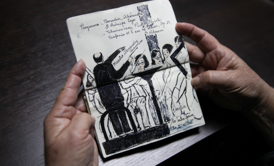 Fã da Orquestra Sinfônica do Paraná e de Beatles, artista ilustra concertos há mais de uma década