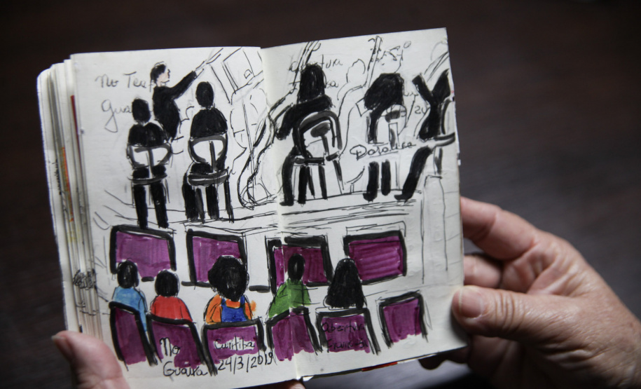 Fã da Orquestra Sinfônica do Paraná e de Beatles, artista ilustra concertos há mais de uma década