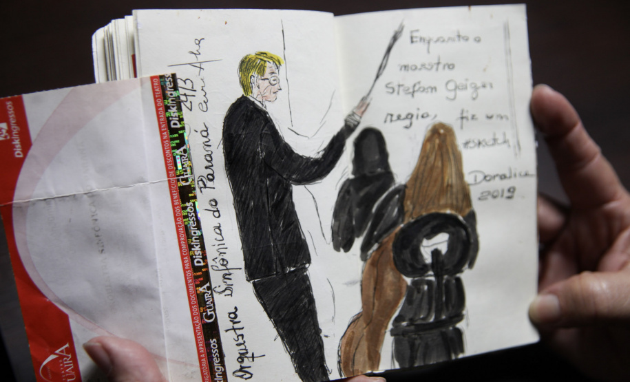 Fã da Orquestra Sinfônica do Paraná e de Beatles, artista ilustra concertos há mais de uma década