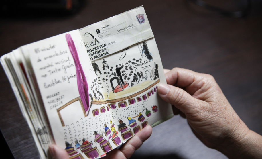 Fã da Orquestra Sinfônica do Paraná e de Beatles, artista ilustra concertos há mais de uma década