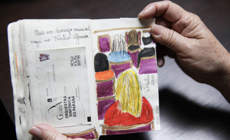 Fã da Orquestra Sinfônica do Paraná e de Beatles, artista ilustra concertos há mais de uma década