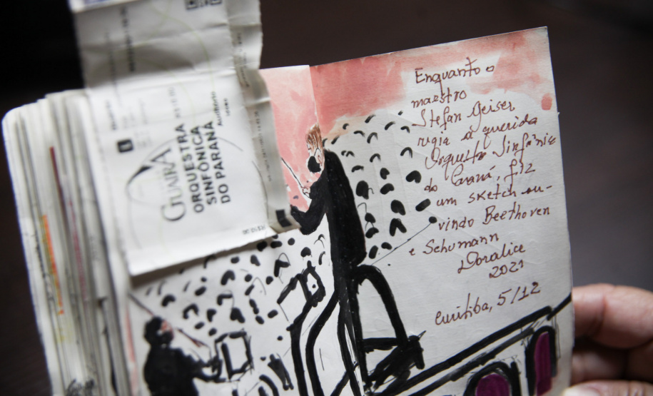 Fã da Orquestra Sinfônica do Paraná e de Beatles, artista ilustra concertos há mais de uma década