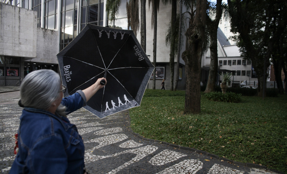 Fã da Orquestra Sinfônica do Paraná e de Beatles, artista ilustra concertos há mais de uma década