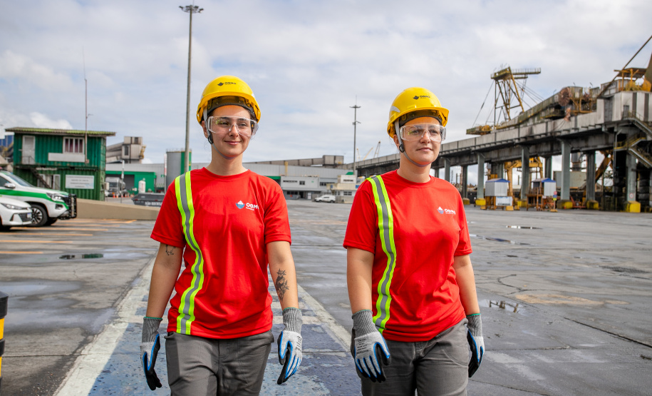 Mulheres quebram barreiras: primeiras estivadoras iniciam trabalho em Paranaguá