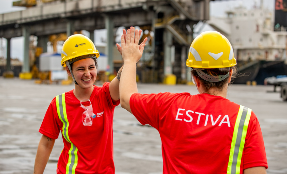 Mulheres quebram barreiras: primeiras estivadoras iniciam trabalho em Paranaguá