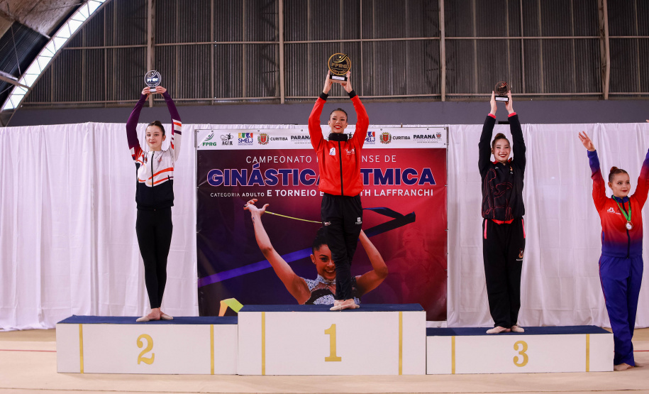 Ginástica Rítmica encanta público no ginásio da Secretaria do Esporte com presença de Barbara Domingos