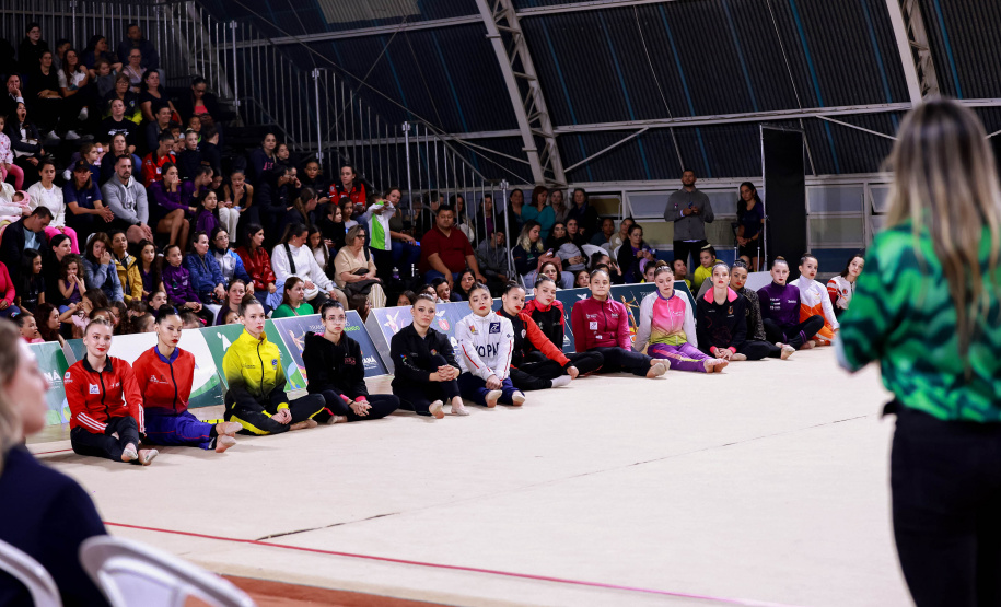 Ginástica Rítmica encanta público no ginásio da Secretaria do Esporte com presença de Barbara Domingos