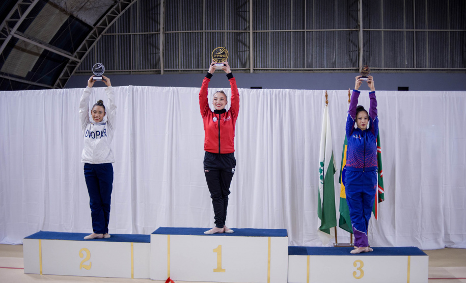 Ginástica Rítmica encanta público no ginásio da Secretaria do Esporte com presença de Barbara Domingos