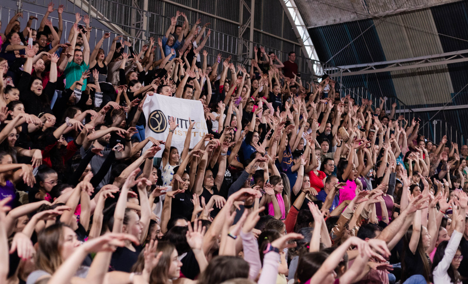 Ginástica Rítmica encanta público no ginásio da Secretaria do Esporte com presença de Barbara Domingos