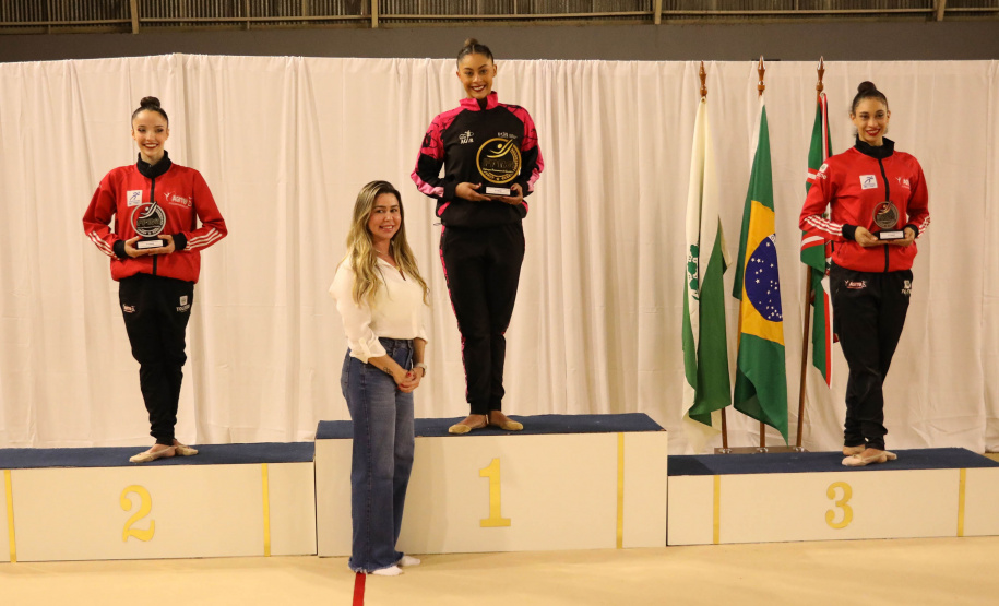 Ginástica Rítmica encanta público no ginásio da Secretaria do Esporte com presença de Barbara Domingos