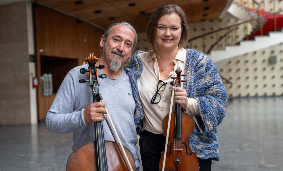 Entre tantos personagens e histórias, também nasceu uma história de amor. Foi tocando quase de frente um para o outro - ele no violoncelo, ela no violino - que Romildo Weingartner, músico desde a fundação da Orquestra em 1985, conheceu Juliane Martens.