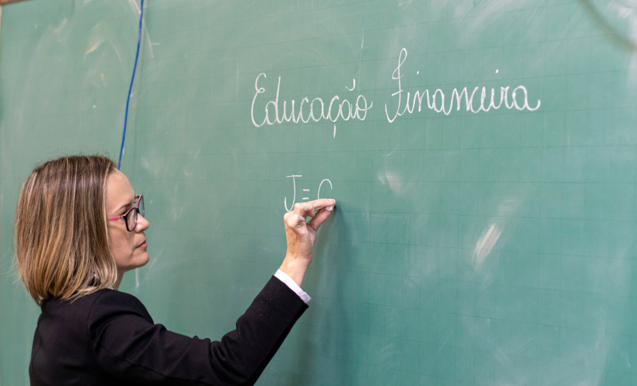 Educação divulga resultado da dobra de padrão com 2 mil professores contemplados