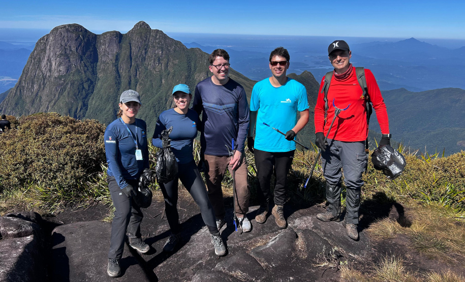 Mutirão voluntário organizado pelo Instituto Água e Terra recolher 25 quilos de lixo no Parque Estadual Pico Paraná