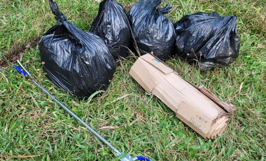 Mutirão voluntário organizado pelo Instituto Água e Terra recolher 25 quilos de lixo no Parque Estadual Pico Paraná
