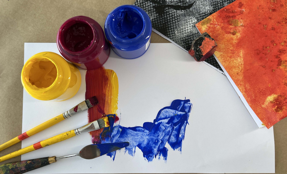 MON promove oficina de pintura com o artista Ronald Simon