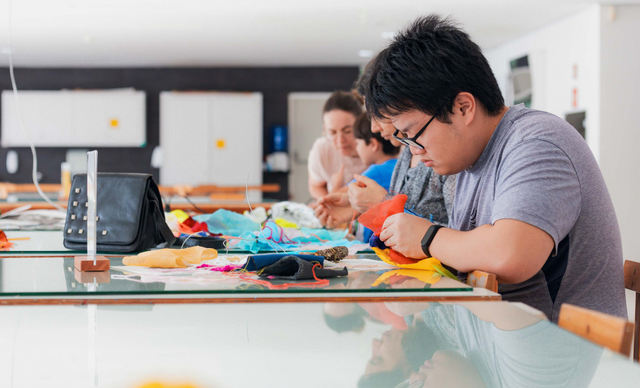 MON promove oficina de pintura com o artista Ronald Simon