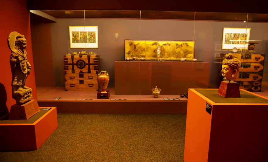 MON realiza oficina de gravura inspirada na coleção asiática