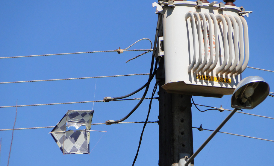 Copel alerta sobre riscos de soltar pipas próximo da rede elétrica