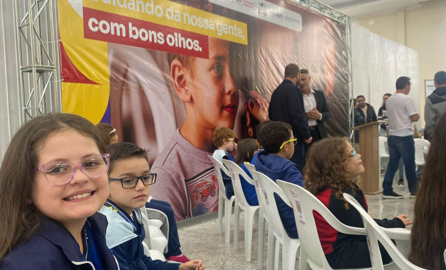 Estudantes de Itaperuçu e Tunas do Paraná são os primeiros a receber óculos do Programa Bons Olhos