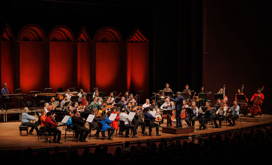 Orquestra Sinfônica do Paraná encanta plateia lotada com repertório dos Beatles no Guairão