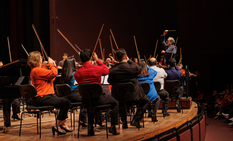 Orquestra Sinfônica do Paraná encanta plateia lotada com repertório dos Beatles no Guairão