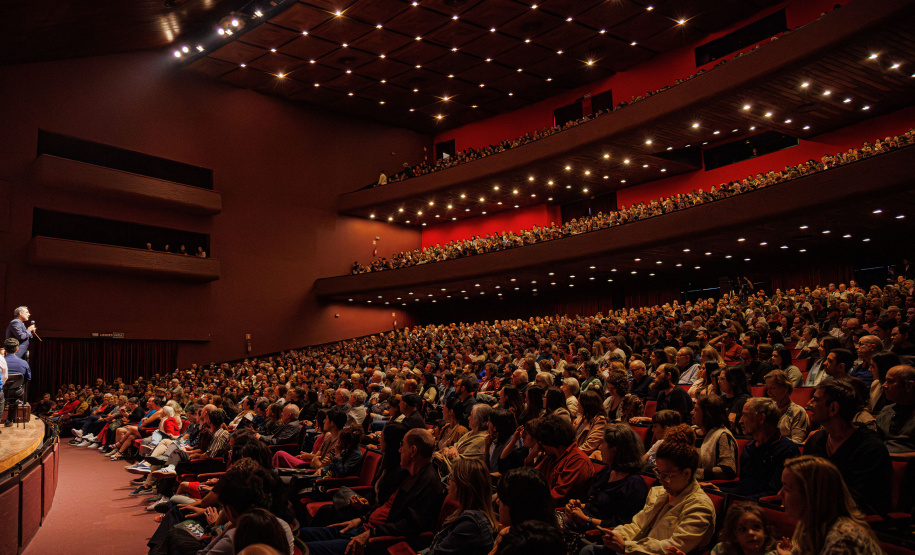 Orquestra Sinfônica do Paraná encanta plateia lotada com repertório dos Beatles no Guairão